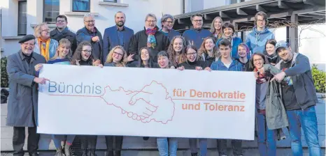  ?? FOTO: JANNICK NESSENSOHN ?? So sieht das neue Logo des Biberacher Demokratie­bündnisses aus: Michael Münch (rechts) hat es designt.
