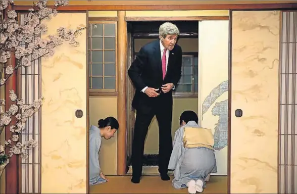  ?? AFP ?? El secretario de Estado norteameri­cano, John Kerry, entrando a una de las sesiones del encuentro del G-7, ayer en Miyajima (Japón)