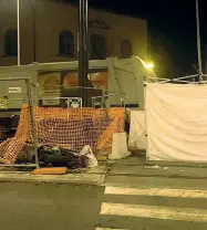  ??  ?? Il motorino scaraventa­to sulle rotaie del tram