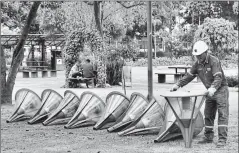  ?? Eduardo terán / el comercio ?? • Los trabajos del cambio de alumbrado eléctrico en el tradiciona­l parque El Ejido empezaron el 5 de febrero.