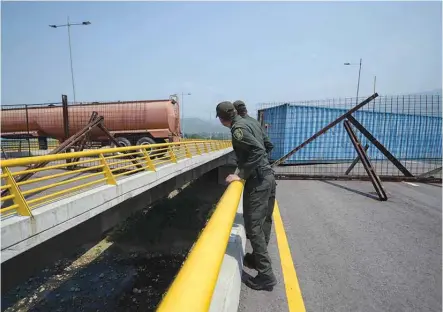  ?? (AFP) ?? CERRADO. El ejército, por orden de Maduro, bloqueó un puente fronterizo, que une el país con Colombia, para que no ingresen medicinas ni alimentos.