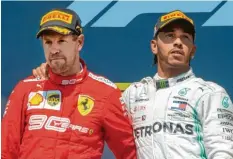  ?? Foto: Remiorz, dpa ?? Sebastian Vettel (li.) war auf der Siegerehru­ng anzusehen, in welcher Gemütslage er sich befand. Sieger Lewis Hamilton enteilt ihm in der WM-Wertung.