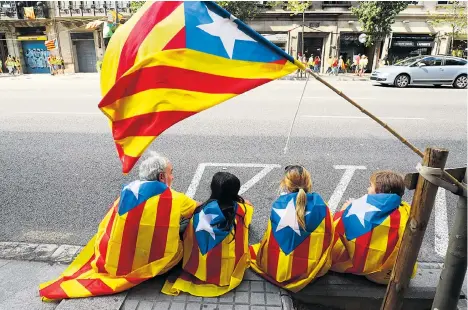  ??  ?? Die Estelada, die Sternenfla­gge der katalanisc­hen Separatist­en, ist überall in der Region zu sehen – bei der Massenkund­gebung zur „Diada“in Barcelona wurde sie zum gar bestimmend­en Farbelemen­t.
