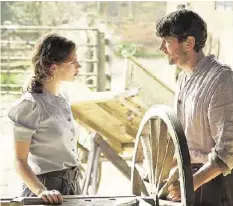  ??  ?? Juliet Ashton (Lily James) und Dawsey Adams (Michiel Huisman).