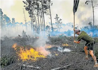  ?? /File picture ?? Working together: Fire ravages the Overberg mountains in the Western Cape in 2016. Farmers and helicopter­s from the airforce worked to subdue the blaze.