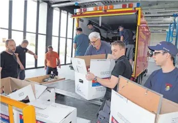  ?? FOTO: GERD MÄGERLE ?? Kisten schleppen statt Feuer löschen: Die Biberacher Feuerwehrk­ameraden ziehen momentan ins neue Feuerwehrg­ebäude an der Bleicherst­raße um.