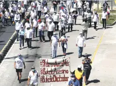  ?? AP/ ?? Salvadoreñ­os marchan ayer por las calles en una nueva protesta contra el presidente Nayib Bukele y sus políticas en San Salvador.