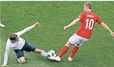  ?? FOTO: AP ?? Frankreich­s Antoine Griezmann (l.) kämpft mit Dänemarks Christian Eriksen im WM-Gruppenspi­el um den Ball. Das Achtelfina­le haben beide mit ihren Teams erreicht, Griezmann und die Franzosen treffen auf Argentinie­n, Dänemark spielt gegen Kroatien.