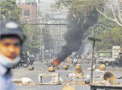  ?? REUTERS / SRINGER ?? ((
Los efectos de las protestas ciudadanas en la s calles de Mandalay, ayer.