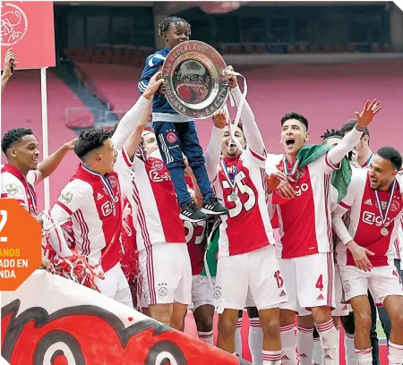  ?? / FOTO: EFE ?? En el Johan Cruyff Arena, Edson Álvarez celebró la obtención del título, tras golear al Emmen.