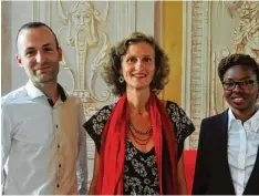  ?? Foto: Bernd Hohlen ?? Die Preisträge­r des Wissenscha­ftspreises für interkultu­relle Studien Dennis Barasi, Christine Bär und Délia Nicoué (von links).