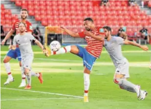  ?? REUTERS ?? Herrera controla un balón en el partido Granada-Athletic