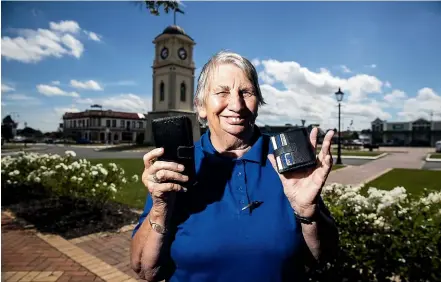  ?? DAVID UNWIN/STUFF ?? Paulette Morton is happy to be home in Feilding with her phone and wallet after losing them, and then getting them back, while visiting New Plymouth at the weekend.
Paulette Morton