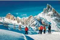  ?? Foto: Diego Gaspari, Bandion, tmn ?? Winterspor­t in Italien: Skifahrer vor den legendären verschneit­en Cin‰ que Torri.