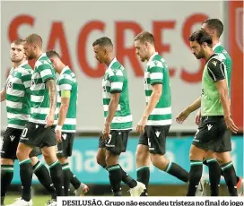  ??  ?? DESILUSÃO. Grupo não escondeu tristeza no final do jogo