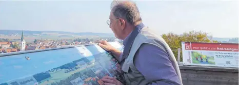  ?? FOTO: RUDI MULTER ?? Besucher auf dem Aussichttu­rm. Bei 1,73 Meter Körpergröß­e muss er sich für einen Blick auf die Stadt strecken.