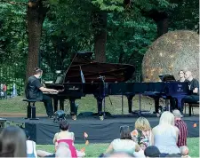  ?? ?? All’aperto Il pianista Davide Cabassi, che con Antonio Tarallo cura la sezione dedicata ai giovani talenti, mentre si esibisce in una passata edizione di Piano City Milano alla Triennale