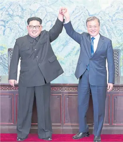  ?? (AP) ?? Manos en alto. Uno de los gestos más simbólicos que marcaron el resultado de la cumbre entre las Coreas.