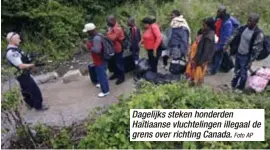  ?? Foto AP ?? Dagelijks steken honderden Haïtiaanse vluchtelin­gen illegaal de grens over richting Canada.