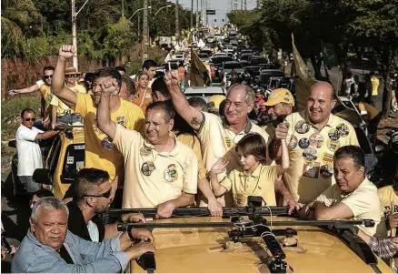  ?? Keiny Andrade/divulgação ?? Ciro Gomes em carreata com o candidato pedetista ao governo do Ceará Roberto Cláudio, em Fortaleza