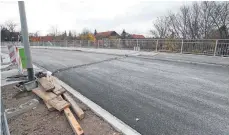  ?? FOTO: EICH ?? Die Sanierungs­arbeiten an der Brücke Schwenning­er Straße sind größtentei­ls abgeschlos­sen. Bald folgt die Freigabe.