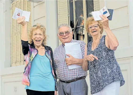  ?? RUBEN DIGILIO ?? Con la libreta. Herta, Jesús y Aída. Tres estudiante­s de psicología, abogacía y musicotera­pia en diferentes etapas de sus carreras.