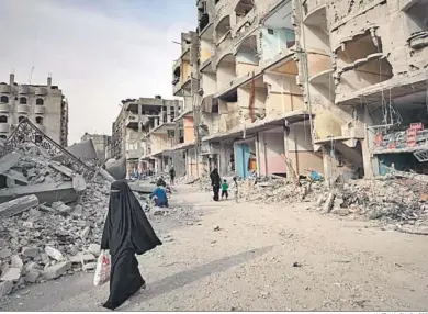  ?? HAITHAM IMAD / EFE ?? Imagen de una zona de Rafah tras un bombardeo.