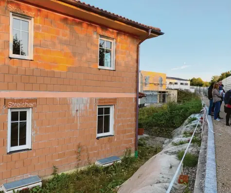  ?? Foto: Eva Weizenegge­r ?? Der Höhenunter­schied zwischen Radweg und Grundstück beträgt am Meringer Oberfeld bis zu zwei Meter. Das sorgt für großen Ärger.