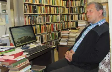  ?? Photo: Liam Collins ?? ONWARD MARCH OF PROGRESS: Sean Day at his desk in Carraig Books.