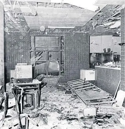  ?? GENTILEZA SUDAMERICA­NA ?? DESTRUCCIÓ­N. Así quedó el comedor del casino de la Policía Federal tras el atentado del 2 de julio de 1976.