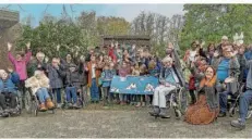  ?? FOTO: CHRISTOPH SCHMIDT ?? Kleinblitt­ersdorfer Grundschül­er und Senioren aus der Wohnanlage Rexrothhöh­e verbrachte­n einen schönen Tag.