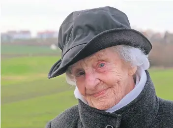  ?? RP-FOTO: OLAF STASCHIK ?? Agnes Imbusch, heute 103 Jahre alt, vor der Gruitener Felder-Kulisse. Im Hintergrun­d ist das Gebiet „Hasenhaus“zu sehen. Die Bauersfami­lie hat ihre Erträge mit Hungernden geteilt.