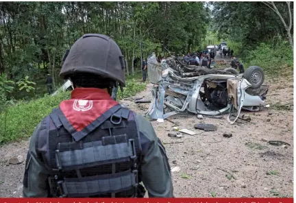  ??  ?? En septembre 2016, les forces de l'ordre thaïlandai­se inspectent la scène d'un attentat à la bombe qui a tué 3 officiers de police dans la province de Yala, à l'extrême sud de la Thaïlande. Si les attentats dans la région se font plus rare depuis le coup d'Etat de 2014 (235 morts en 2017 contre près de 900 en 2007), c'est notamment du fait que la junte militaire a renforcé les patrouille­s et les couvres-feux. (© AFP / Katawut Chum)