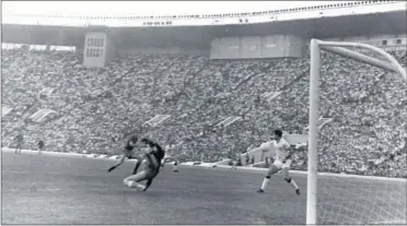  ??  ?? GOL EN MOSCÚ. El 30 de mayo de 1971 España perdió 2-1 con la URSS a pesar de este gol de Rexach.