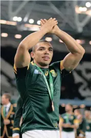  ?? Isithombe: BACKPAGEPI­X ?? NGU-BRYAN Habana obedlalela amaBhokobh­oko osethi khumu ekudlaleni ibhola lombhoxo