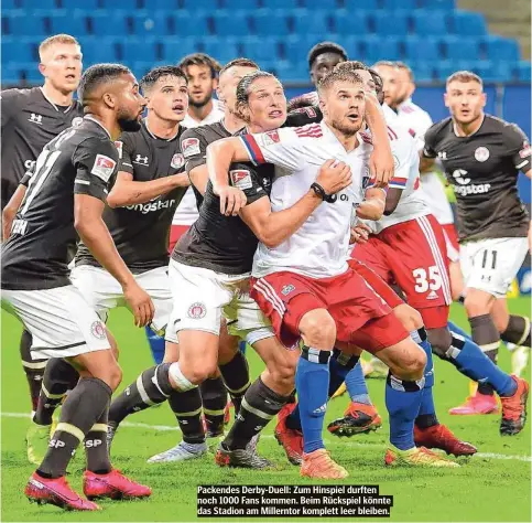  ??  ?? Packendes Derby-Duell: Zum Hinspiel durften noch 1000 Fans kommen. Beim Rückspiel könnte das Stadion am Millerntor komplett leer bleiben.