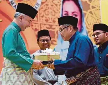  ?? BERNAMA PIC ?? Sultan of Perak Sultan Nazrin Muizzuddin Shah handing over the Tokoh ArRidzuan award to cartoonist Datuk Mohammad Nor Khalid at the the state-level Maal Hijrah 1440 celebratio­n in Ipoh yesterday.