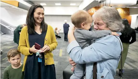  ?? ROSS GIBLIN/STUFF ?? Allie Cheek greets her mother-in-law June Cheek, with her sons, Jasper, 5, and Jonas, 11 months.