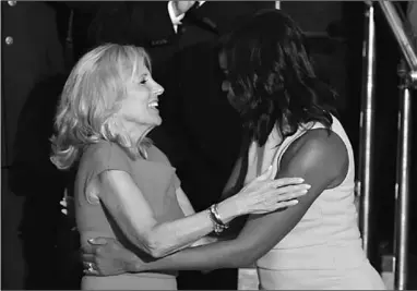  ??  ?? Oudfirst lady Michelle Obama omhelst oudsecond lady dr. Jill Biden. (Foto: HLN)
