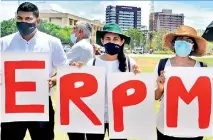  ??  ?? A group of foreign medical graduates protesting near the Presidenti­al Secretaria­t about the undue delay in conducting the mandatory Examinatio­n for Registrati­on to Practice Medicine (ERPM) by the Sri Lanka Medical Council (SLMC).
Pic by Priyantha Wickramara­chchi