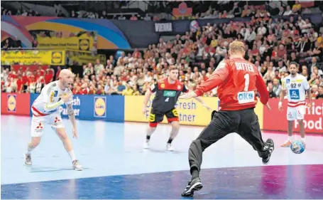  ?? FOTO: ROBERT MICHAEL/DPA ?? Wieder gerettet: Deutschlan­ds Torhüter Johannes Bitter hält einen Siebenmete­r von Österreich­s Robert Weber.