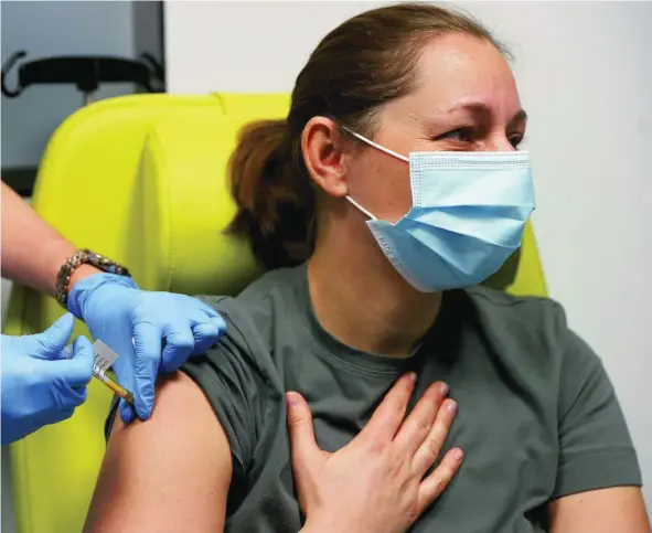  ?? EFE ?? Una voluntaria ayer recibe la vacuna de CureVac en el Hospital de Cruces