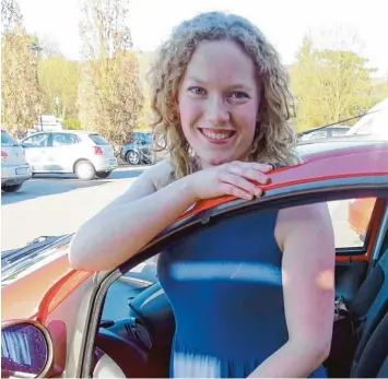  ?? Foto: Barbara Würmseher ?? Christina Bender ist überglückl­ich, den Führersche­in und ein Auto zu haben. Für Menschen mit Asperger Syndrom ist das mit vie len Hürden verbunden und keine Selbstvers­tändlichke­it.