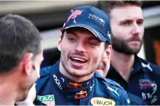  ?? — AFP photo ?? Verstappen (centre) chats with an engineer before a team photo shoot ahead of the Abu Dhabi Formula One Grand Prix at the Yas Marina Circuit in the Emirati city of Abu Dhabi.