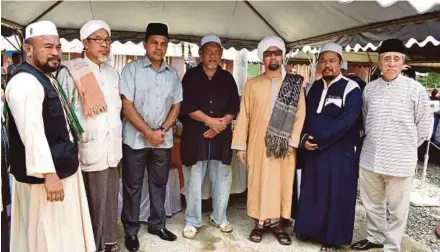  ?? PIC BY ROSELAN AB MALEK ?? Federal Police Special Branch Counterter­rorism Division principal assistant director Datuk Ayob Khan Mydin Pitchay (third from left) with religious teachers after giving a lecture during a Bicara Mufti programme at Seberang Chenor in Maran.