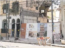  ?? JUANO TESONE ?? Así quedó la cuadra. El edificio dañado y el lote lindero.