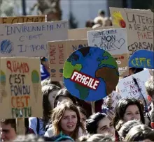  ??  ?? Les lycéens de Toulon, Hyères, La Seyne ou La Garde ont répondu au rendez-vous de la marche pour le climat.