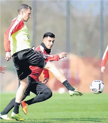  ?? FOTO: FALK JANNING ?? Oliver Fink (l.) ist beim gestrigen Training vor Özkan Yildirim am Ball.