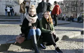  ?? FOTO: ANNIINA LUOTONEN ?? EUROPEISKA STUDIER. Maija Rantala och Linda Järvenpää studerar i Amsterdam.