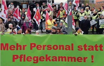  ?? FOTO: REHDER/DPA ?? Die Gewerkscha­ft Verdi lehnt eine Pflegekamm­er ab. Vor dem Kieler Landtag zeigten ihre Mitglieder dies bei einer Demonstrat­ion – ohne Erfolg: Der Landtag beschloss die Kammer trotzdem.